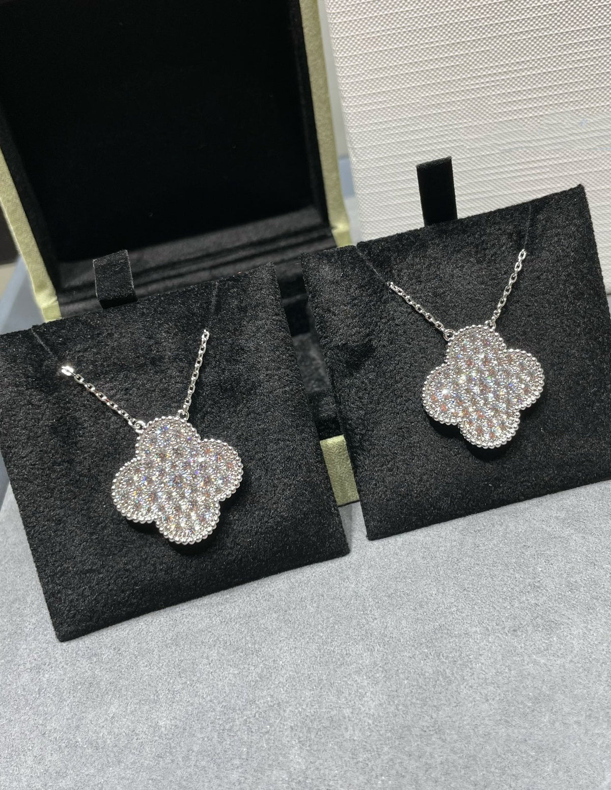 [Royal Jewellery]CLOVER 25MM LARGE PENDANT DIAMOND PAVED SILVER NECKLACE