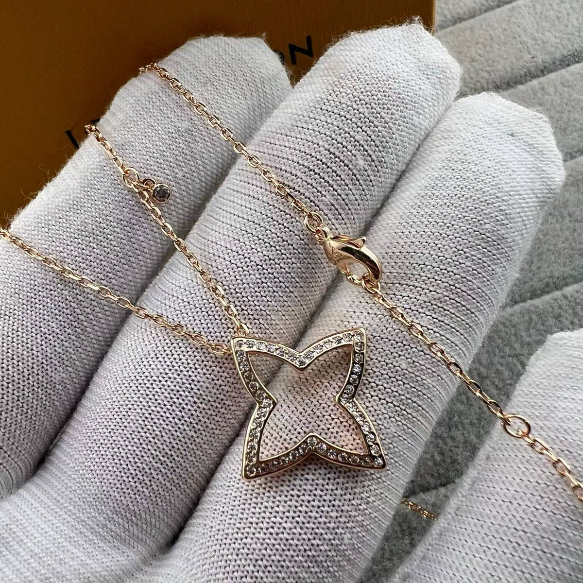 [Royal Jewellery]FOUR-LEAF CLOVER OPENWORK NECKLACE