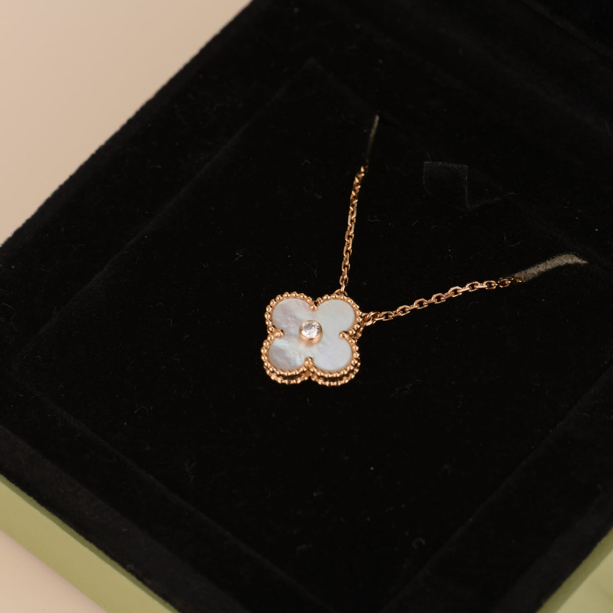 [Royal Jewellery]CLOVER 15MM DIAMOND WHITE FRITILLARIA NECKLACE