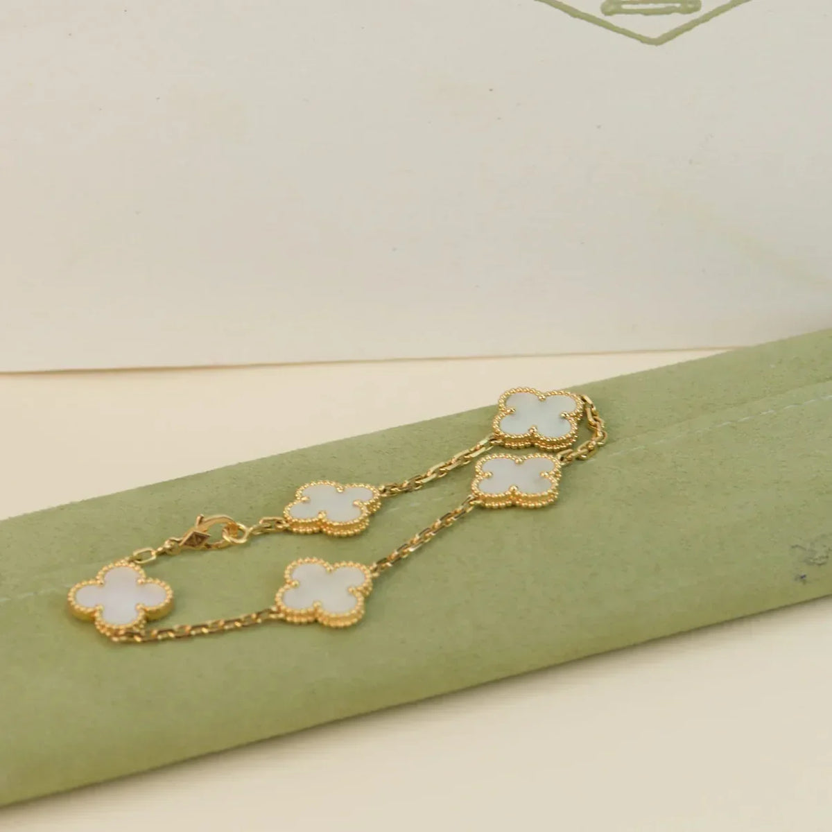 [Royal Jewellery]CLOVER WHITE PEARL MOP 5 MOTIF BRACELET COLLECTION