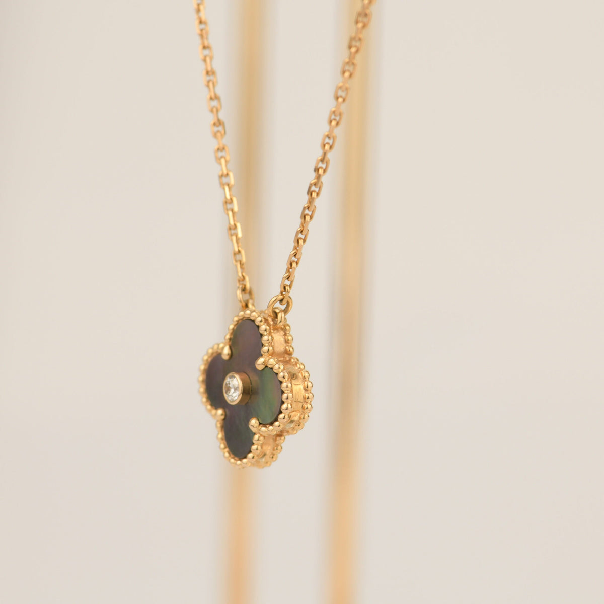 [Royal Jewellery]CLOVER 15MM DIAMOND AND MOTHER-OF-GREY NECKLACE