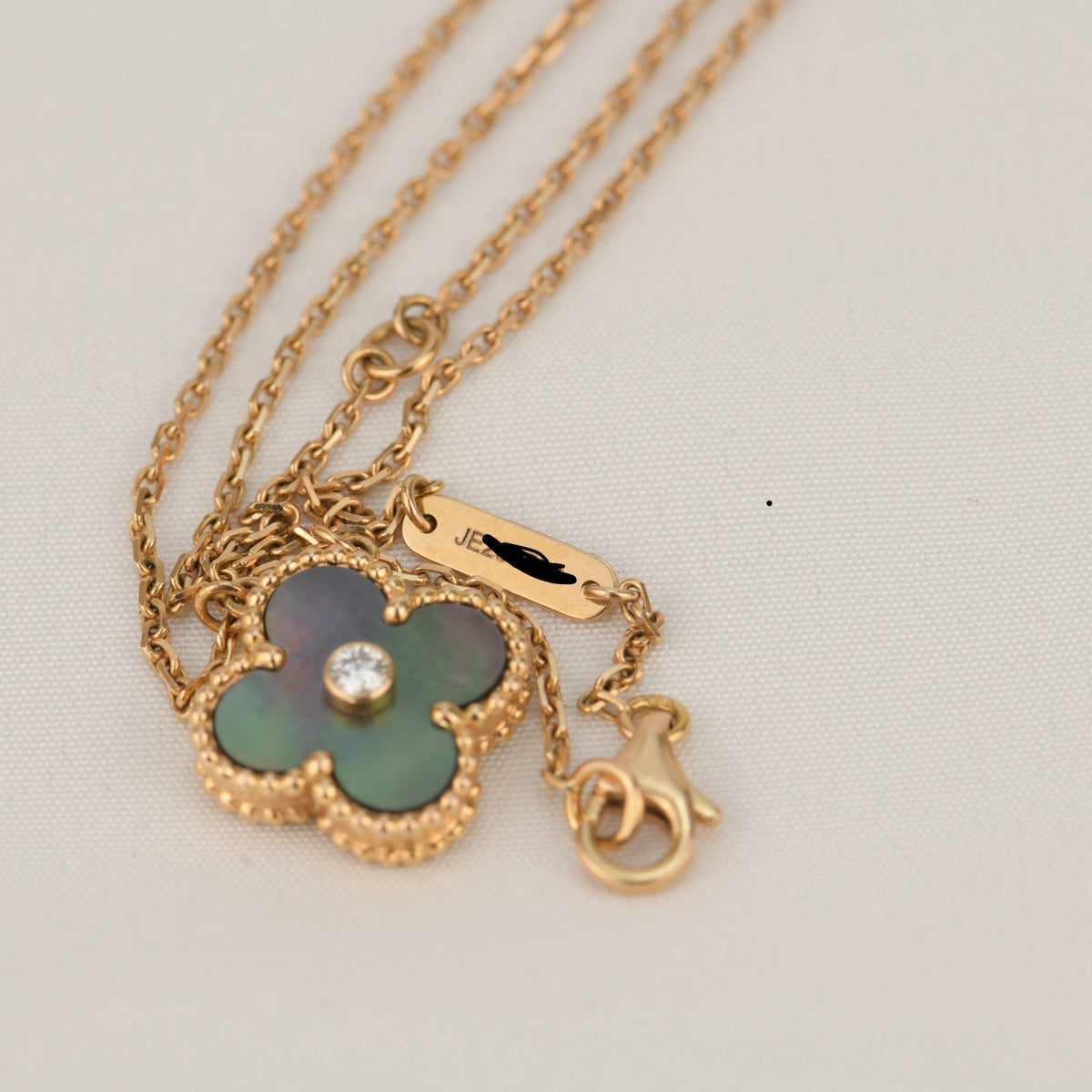[Royal Jewellery]CLOVER 15MM DIAMOND AND MOTHER-OF-GREY NECKLACE