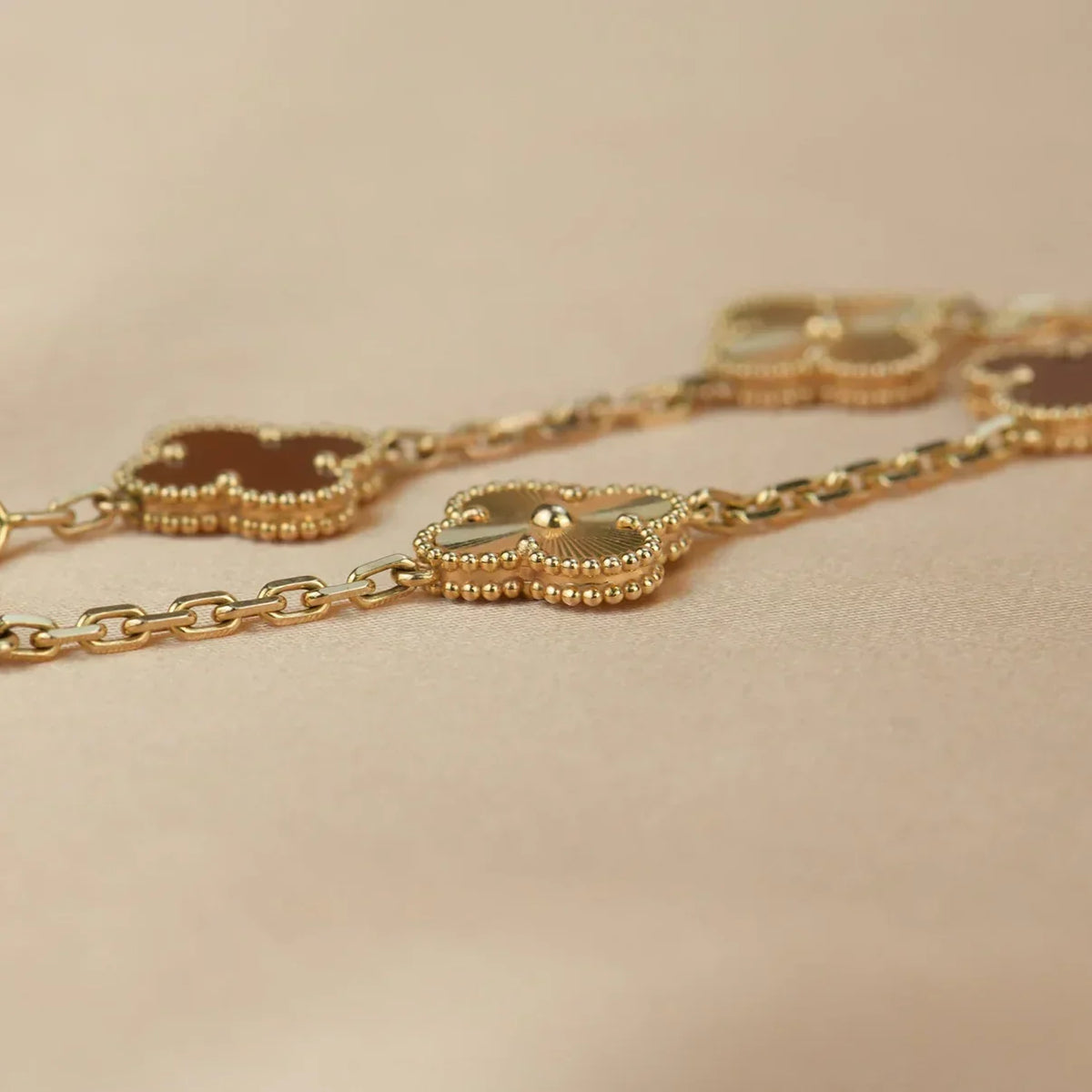 [Royal Jewellery] CLOVER 5 MOTIF RED CORNELIAN BRACELET COLLECTION