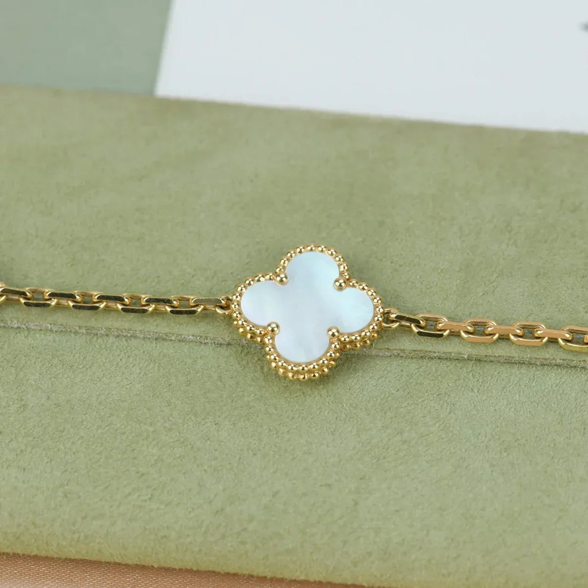 [Royal Jewellery]CLOVER WHITE PEARL MOP 5 MOTIF BRACELET COLLECTION