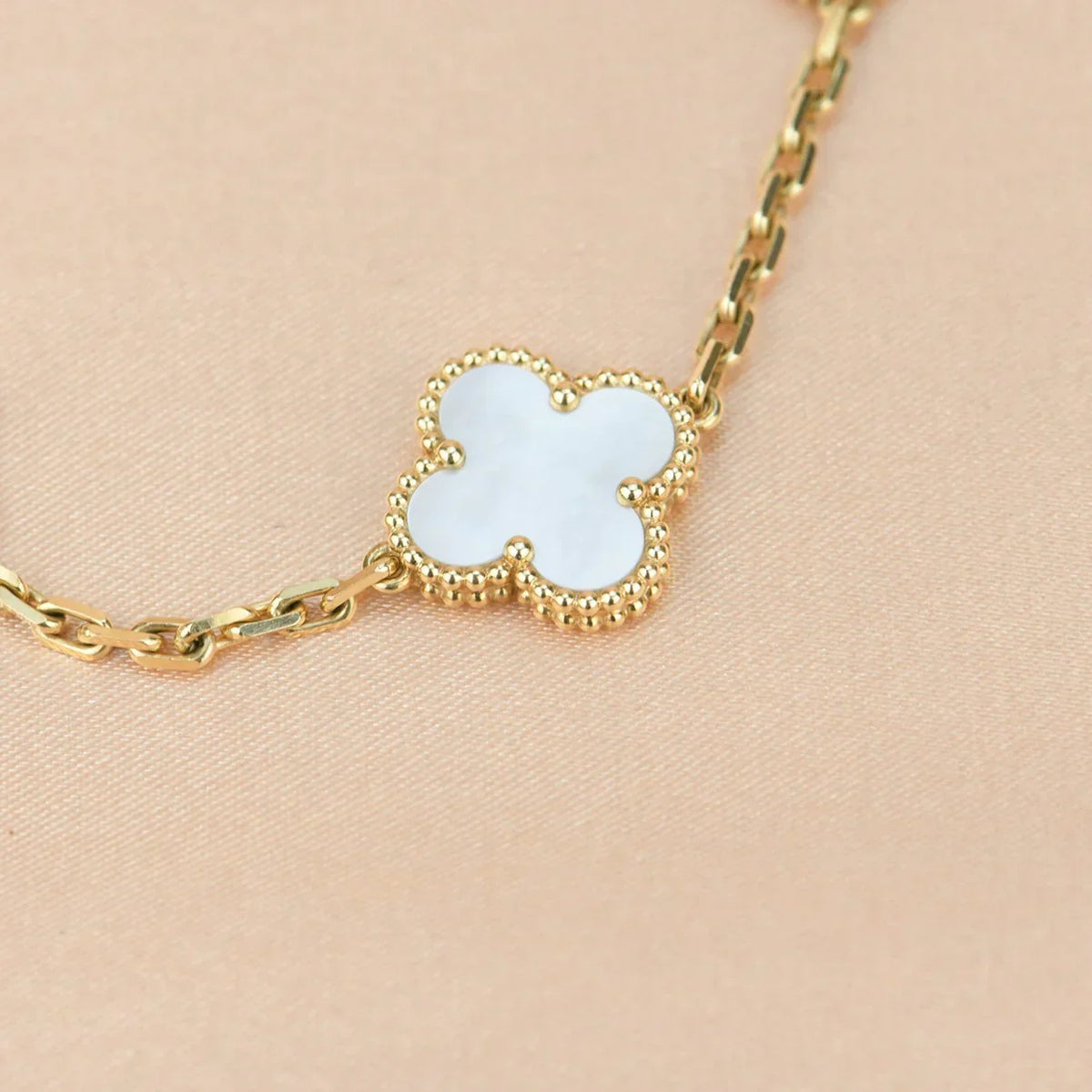 [Royal Jewellery]CLOVER WHITE PEARL MOP 5 MOTIF BRACELET COLLECTION