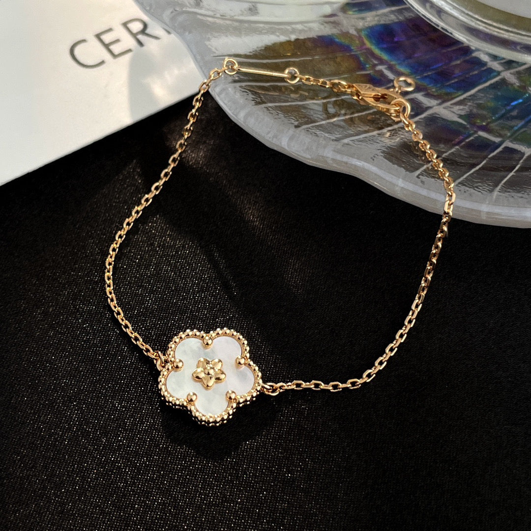 [Royal Jewellery]LUCKY WHITE MOP PLUM BLOSSOM  BRACELET