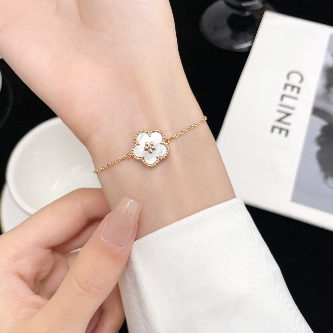 [Royal Jewellery]LUCKY WHITE MOP PLUM BLOSSOM  BRACELET
