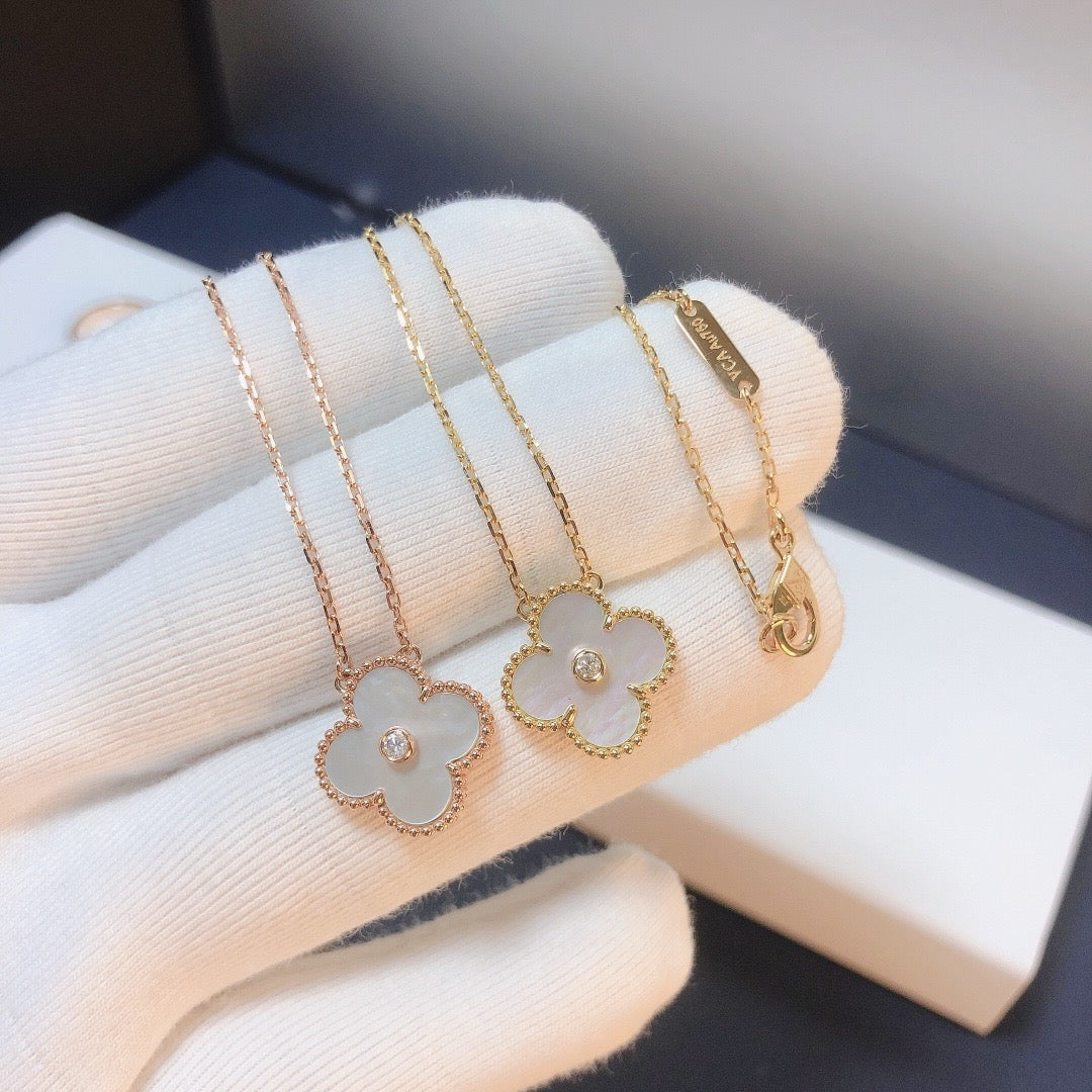 [Royal Jewellery]CLOVER 15MM DIAMOND WHITE FRITILLARIA NECKLACE