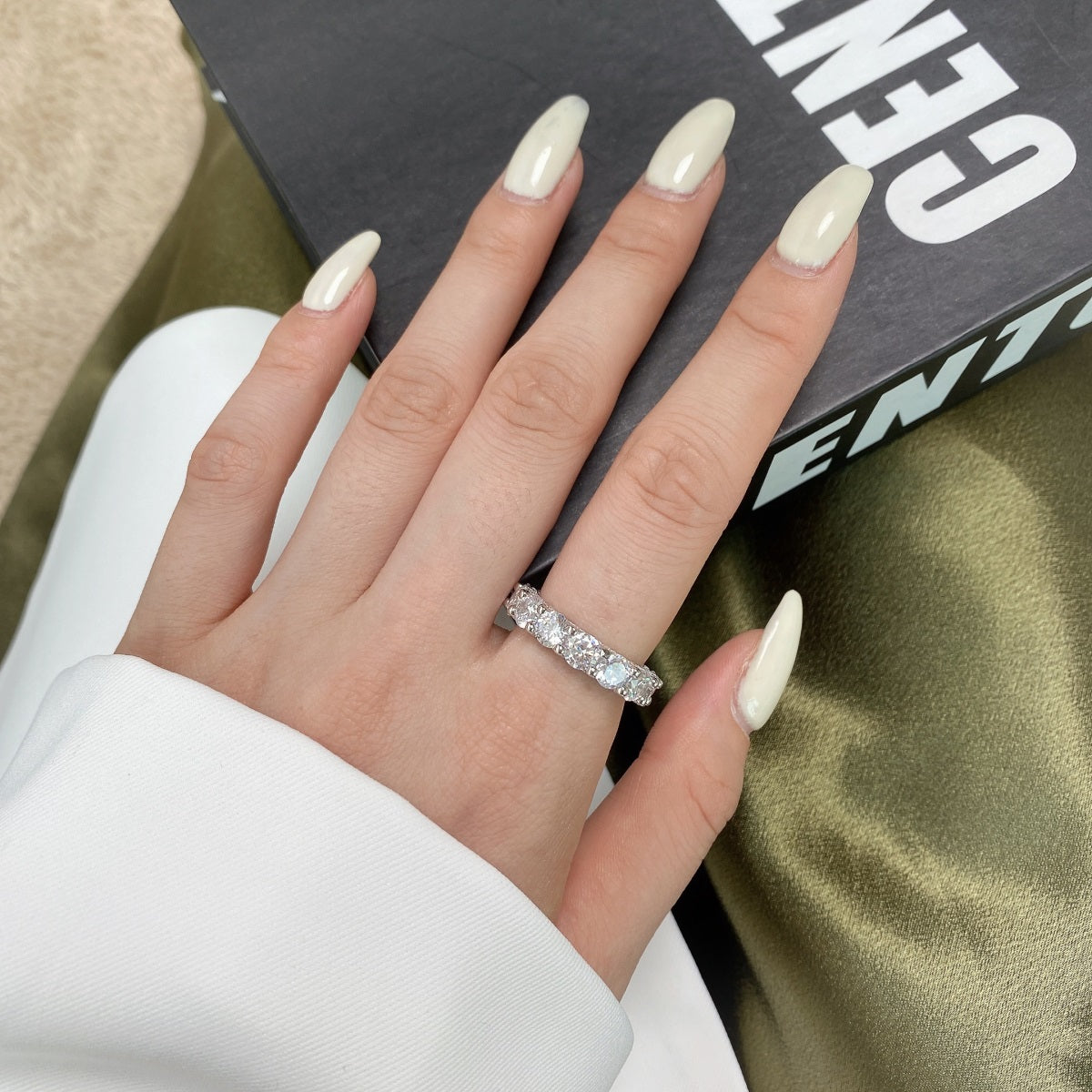 [Royal Jewellery]Gorgeous Round Cut Tennis Ring