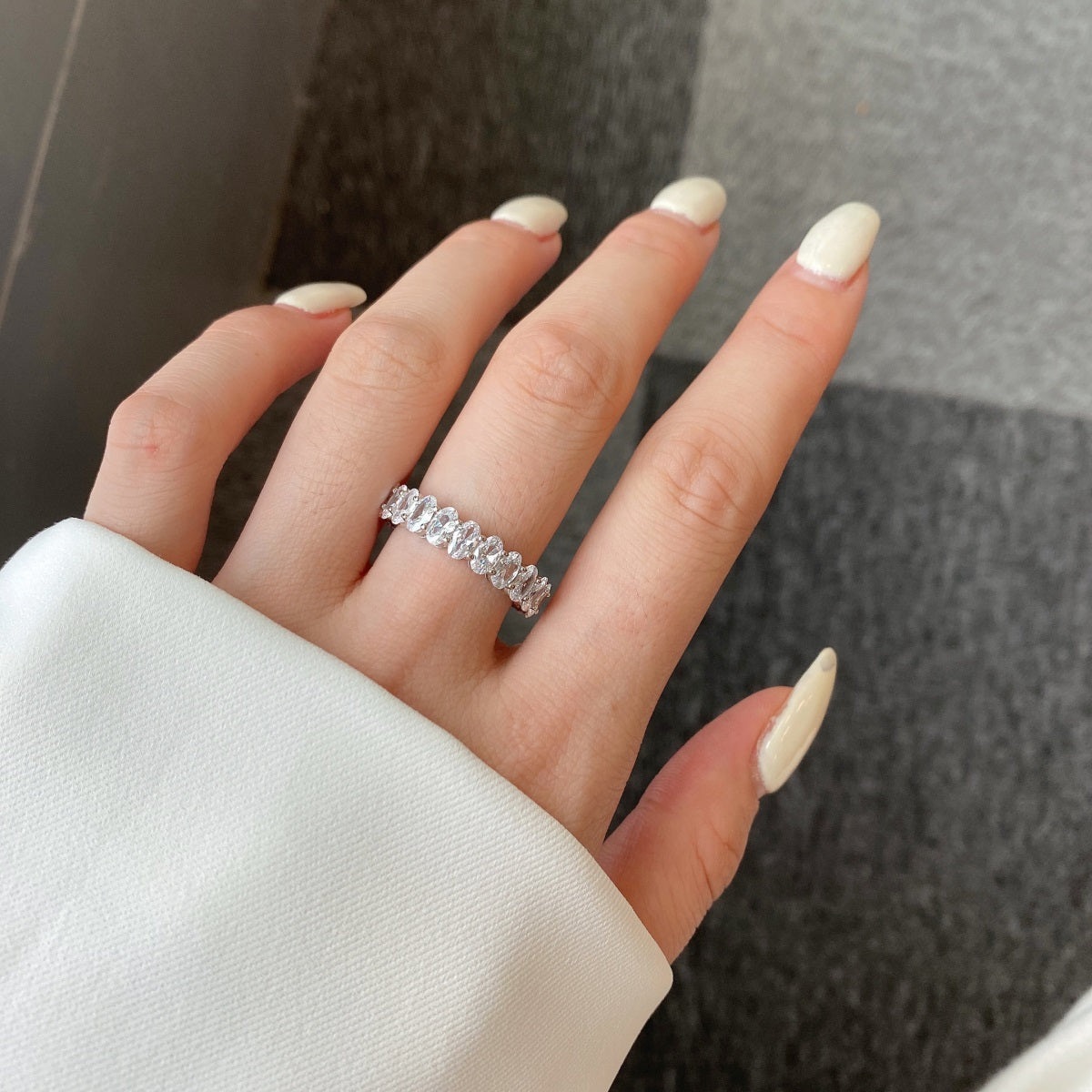 [Royal Jewellery]Ornate Oval Cut Tennis Ring