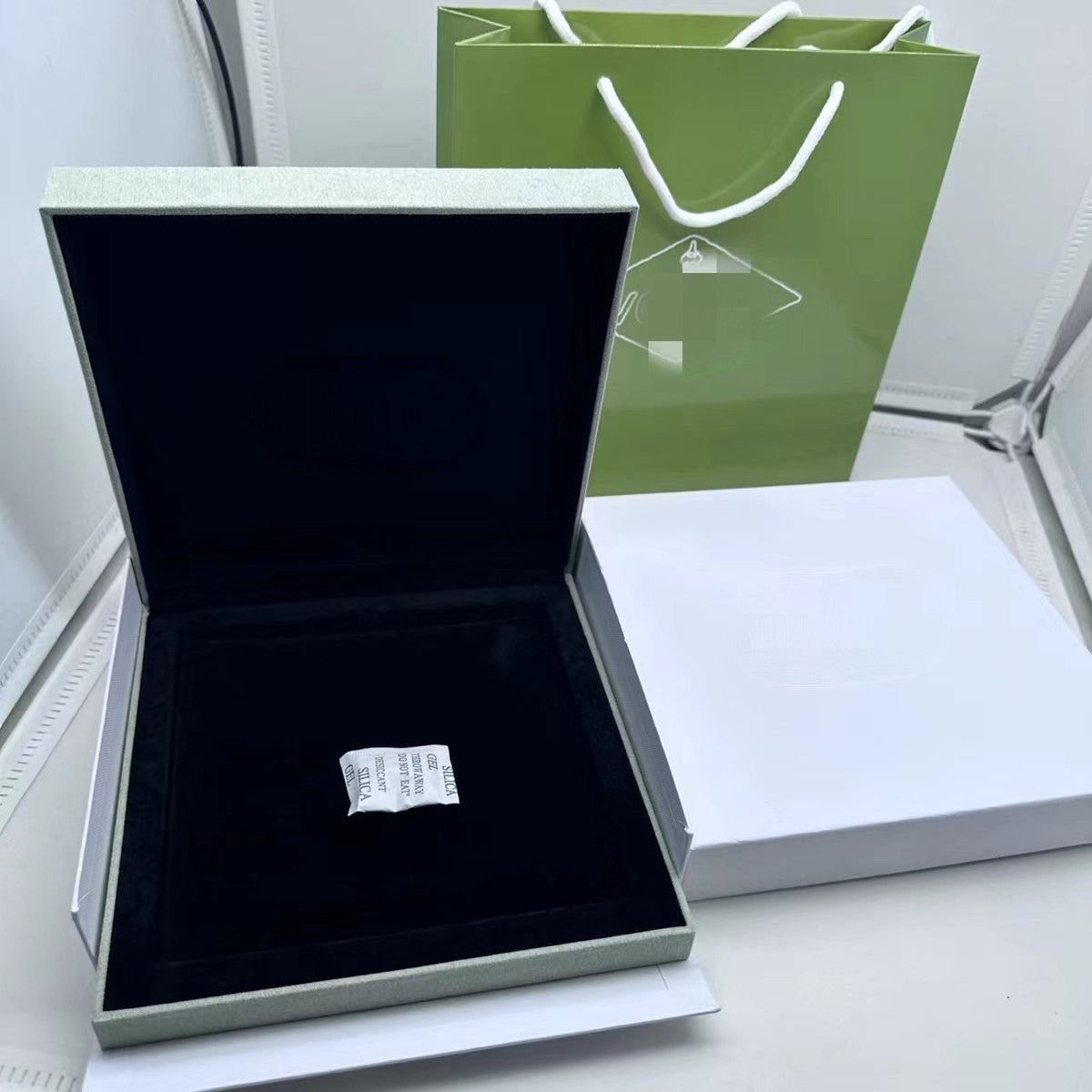 [Royal] VA CLOVER BOX GIFT BAG