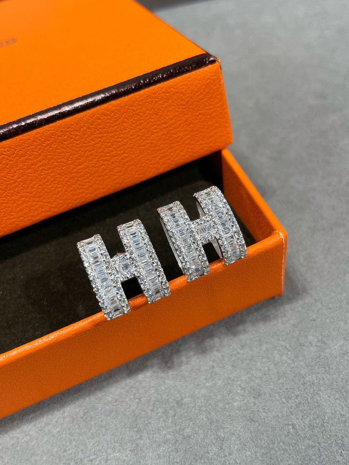 [Royal Jewellery]H STUD EARRINGS WITH SILVER DIAMONDS