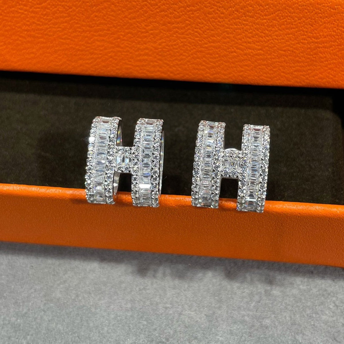[Royal Jewellery]H STUD EARRINGS WITH SILVER DIAMONDS