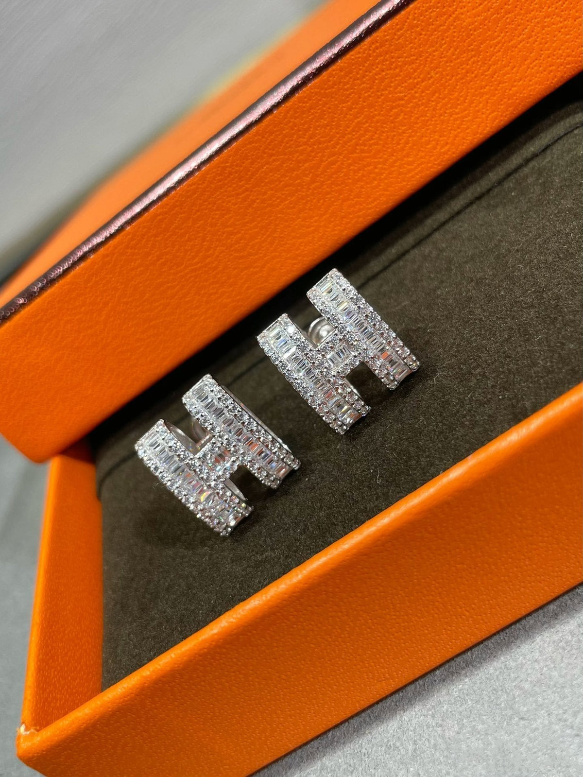 [Royal Jewellery]H STUD EARRINGS WITH SILVER DIAMONDS