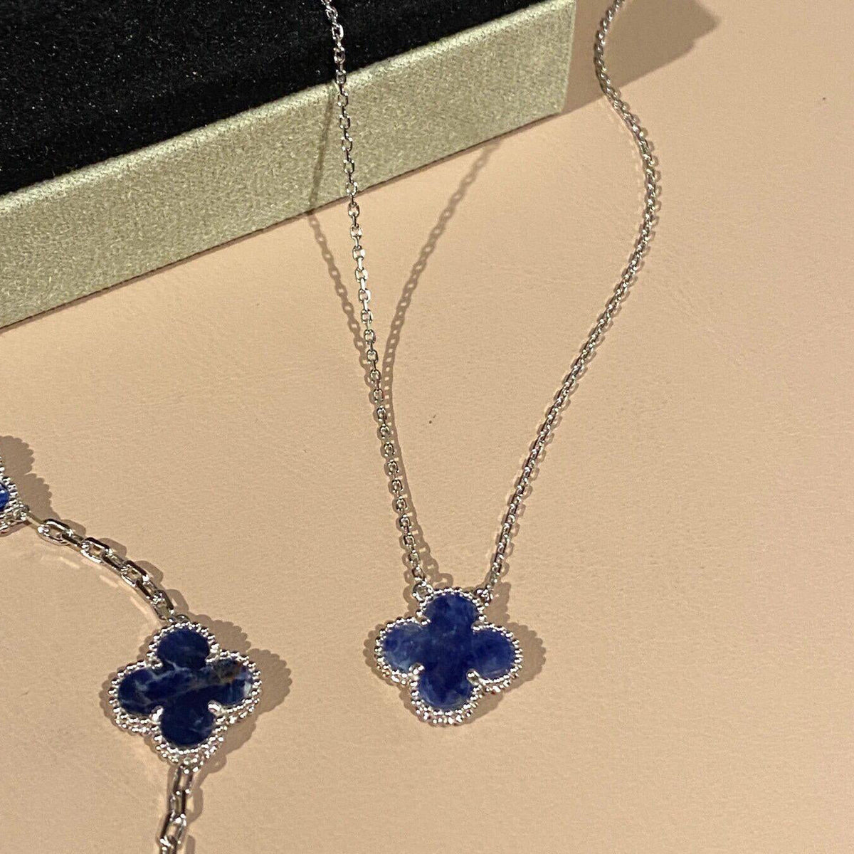 [Royal Jewellery]CLOVER 15MM PIETERSITE NECKLACE SILVER