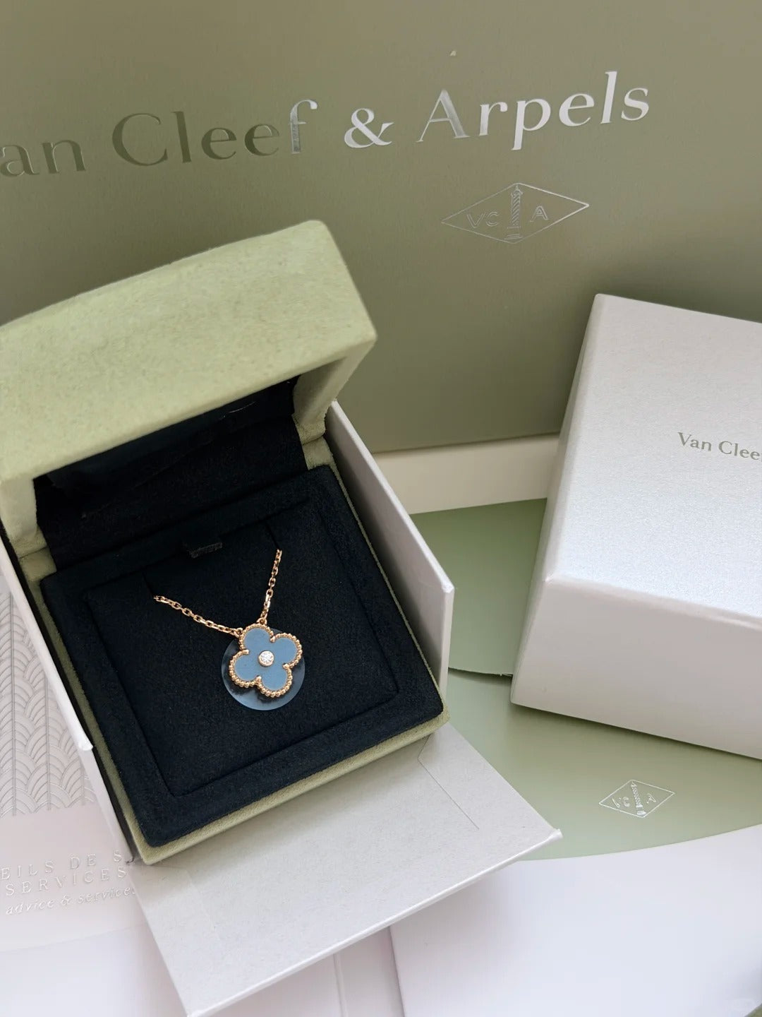 [Royal] 2026 CLOVER 15MM CHRISTMAS LIMITED EDITION SINGLE FLOWER NECKLACE
