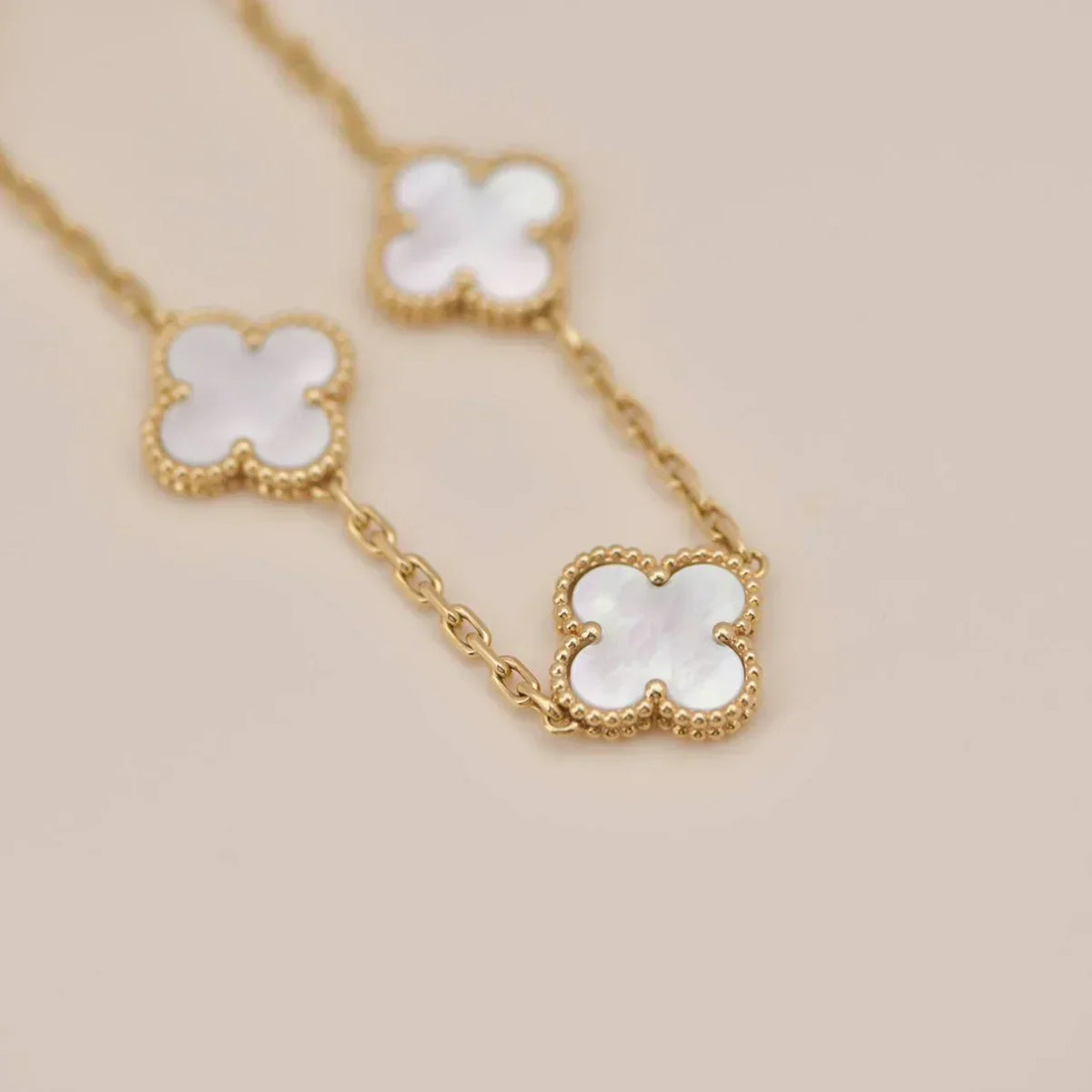 [Royal Jewellery]CLOVER WHITE PEARL MOP 5 MOTIF BRACELET COLLECTION