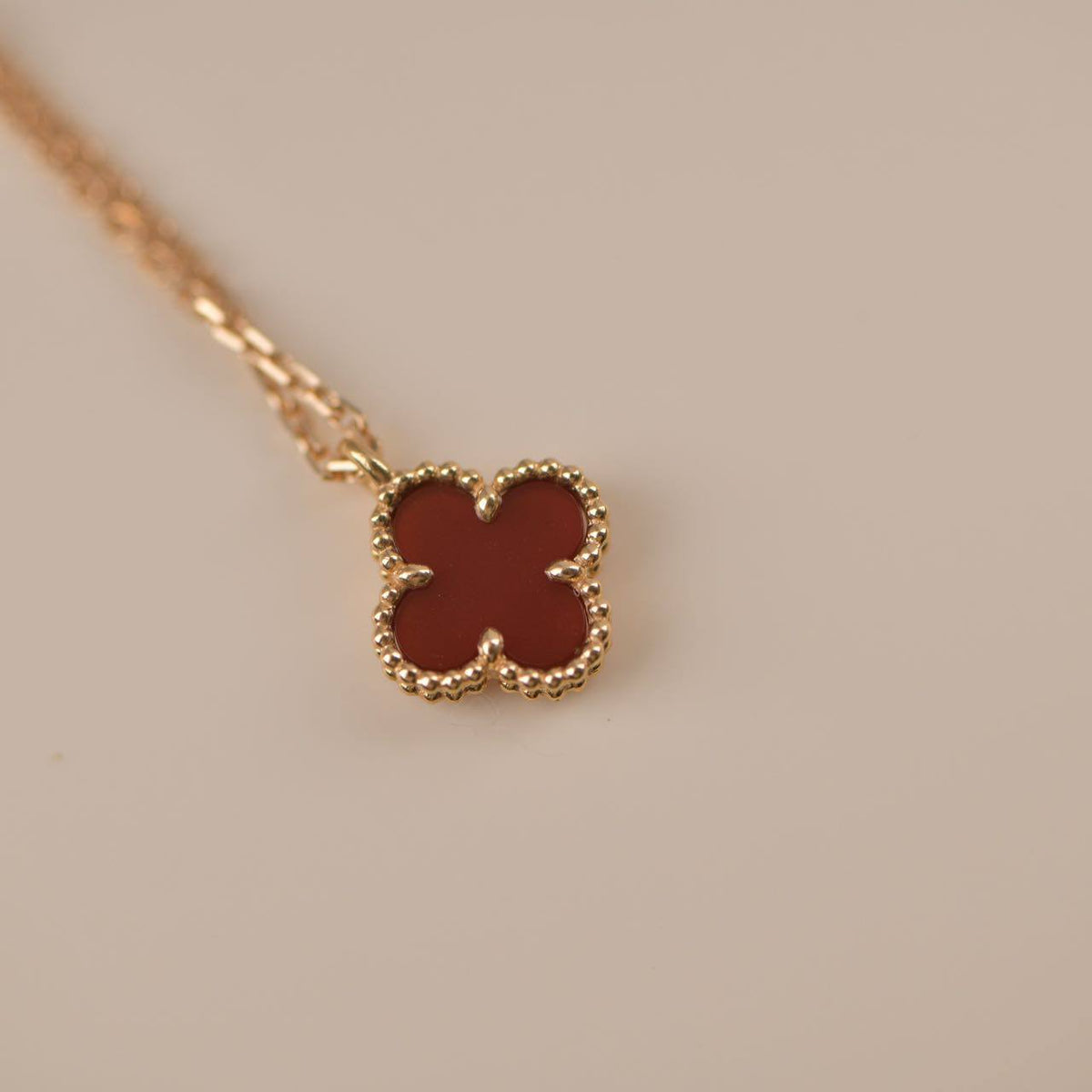 [Royal Jewellery]CLOVER MINI 9.5MM WHITE CARNELIANS NECKLACE