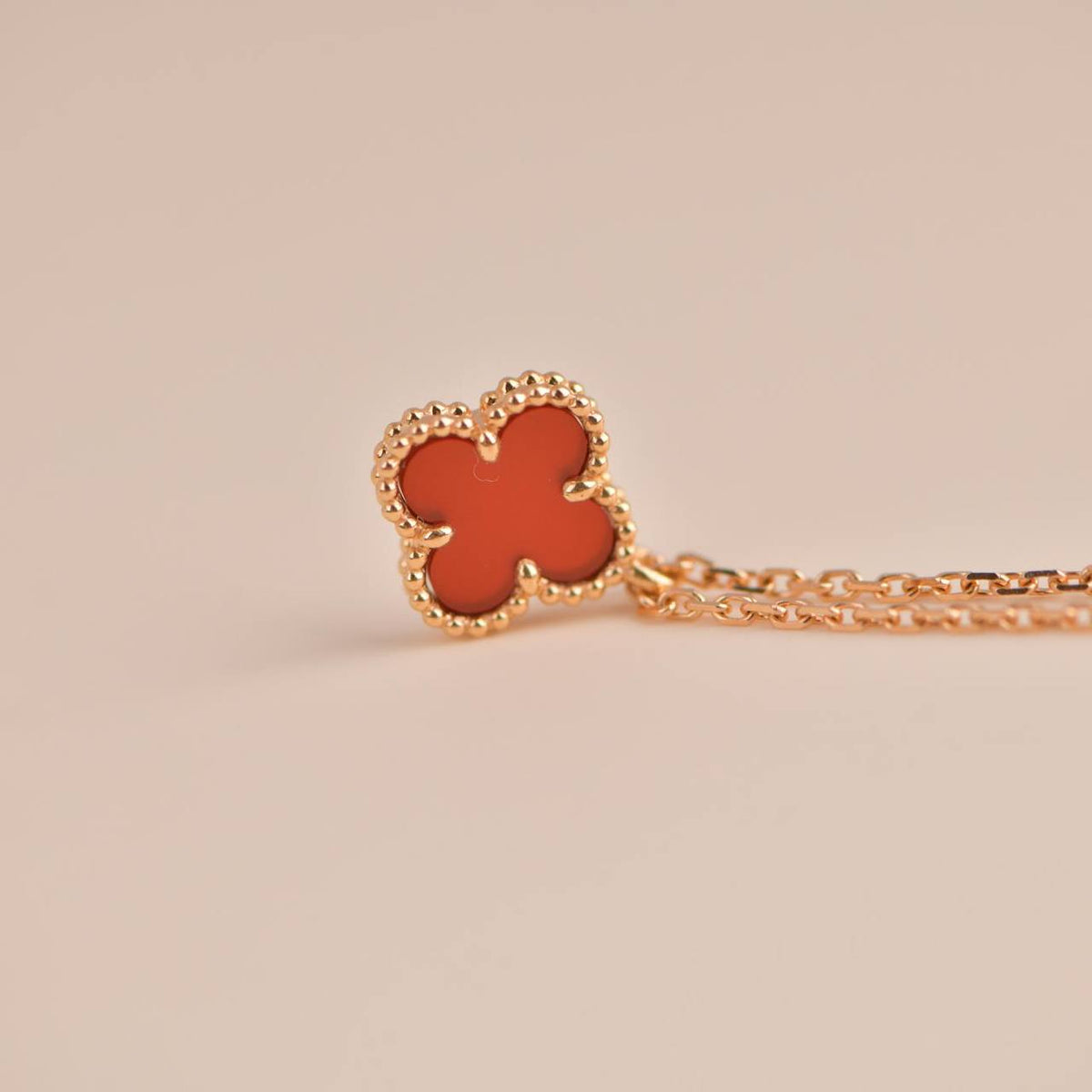 [Royal Jewellery]CLOVER MINI 9.5MM WHITE CARNELIANS NECKLACE