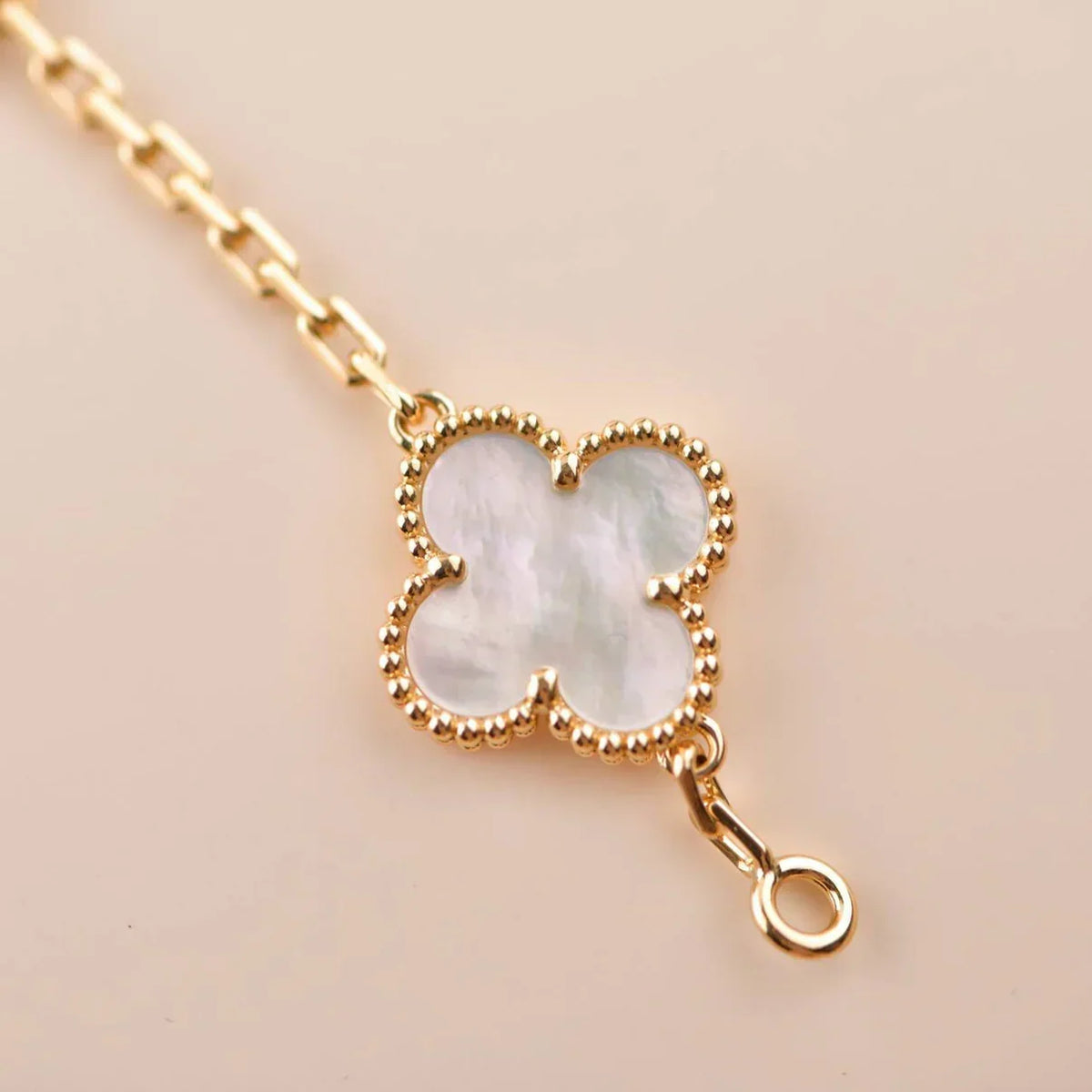 [Royal Jewellery]CLOVER WHITE PEARL MOP 5 MOTIF BRACELET COLLECTION