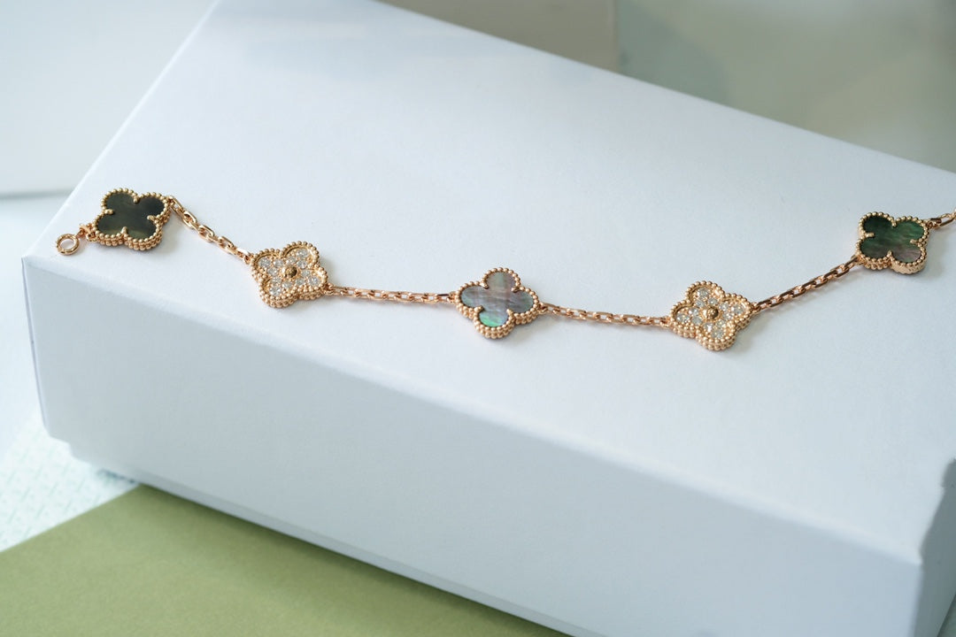[Royal Jewellery] CLOVER 5 MOTIF GRAY MOP BRACELET COLLECTION