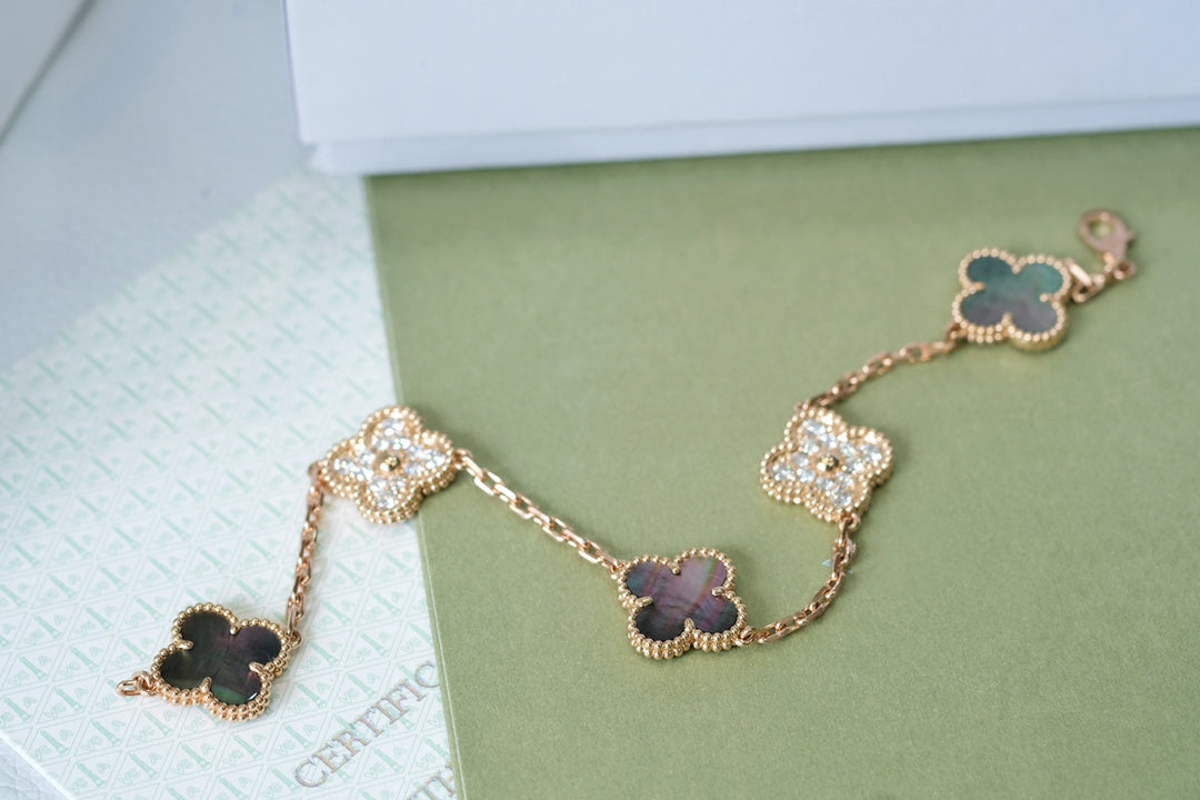 [Royal Jewellery] CLOVER 5 MOTIF GRAY MOP BRACELET COLLECTION