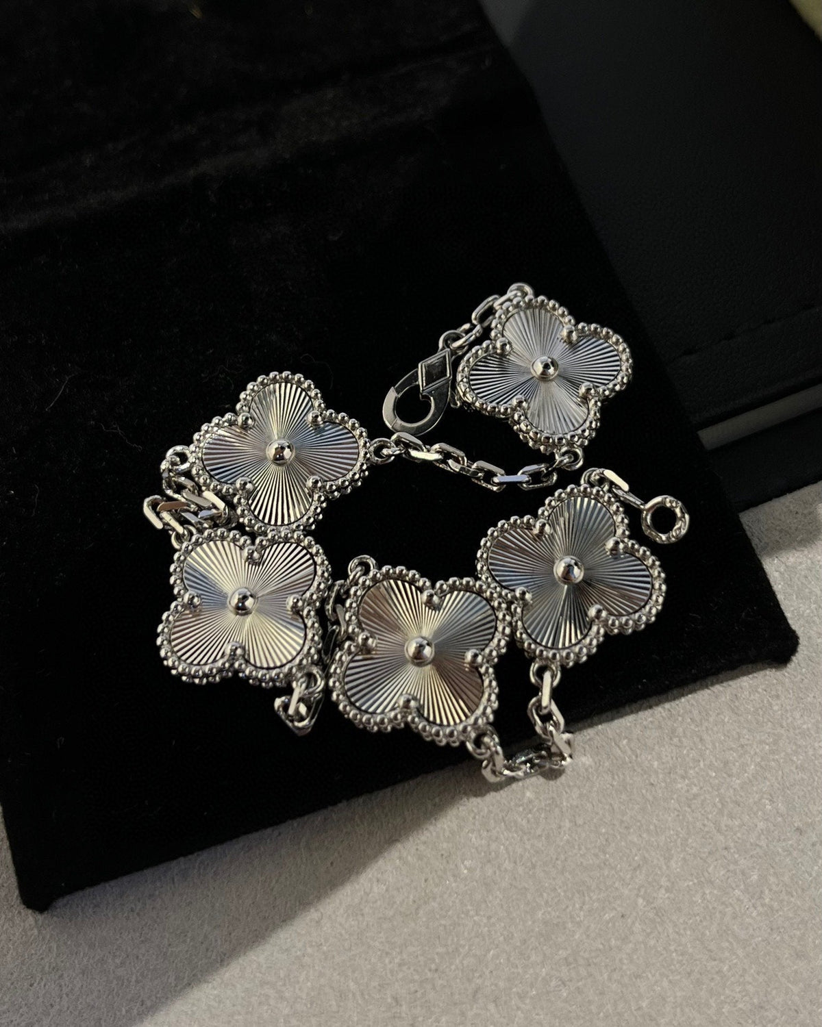 [Royal Jewellery] CLOVER 5 MOTIF LASER BRACELET COLLECTION